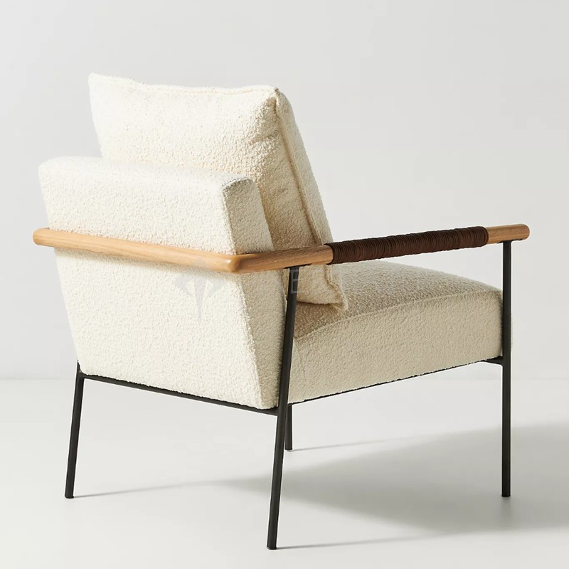 Кресло с деревянными ручками