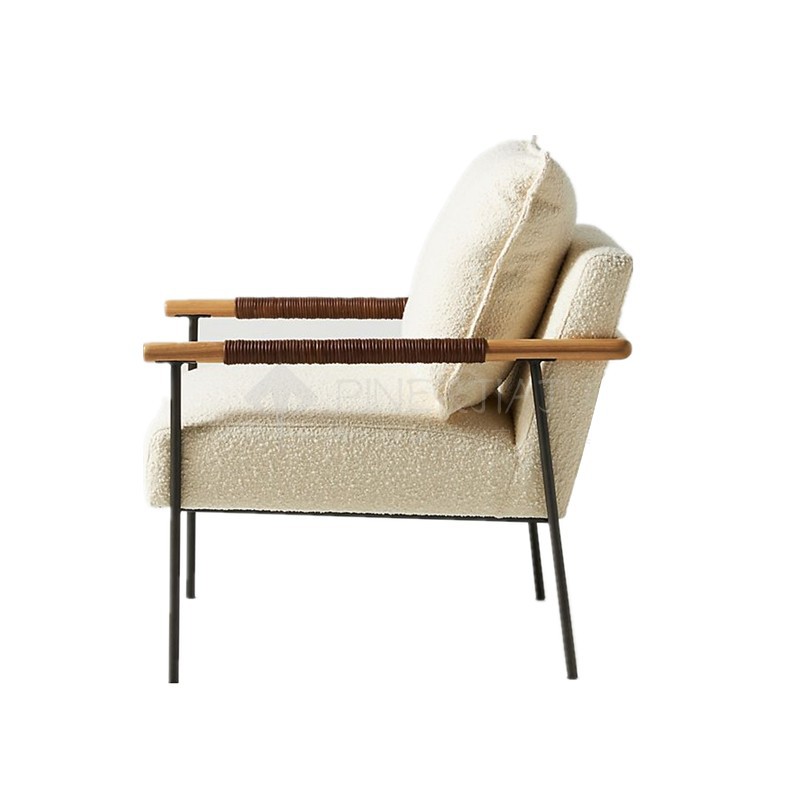 Кресло с деревянными ручками 2