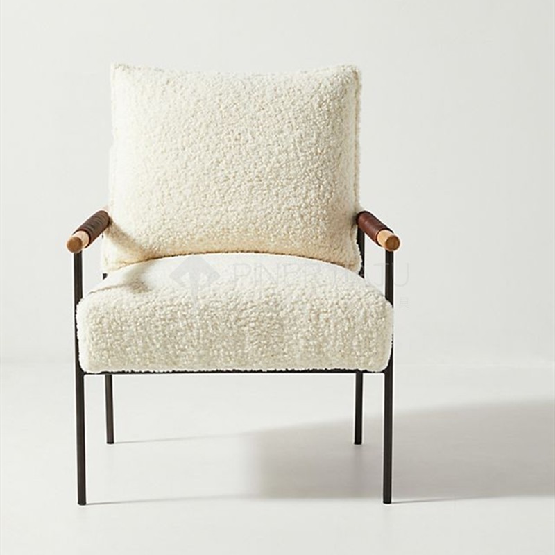 Кресло с деревянными ручками 3