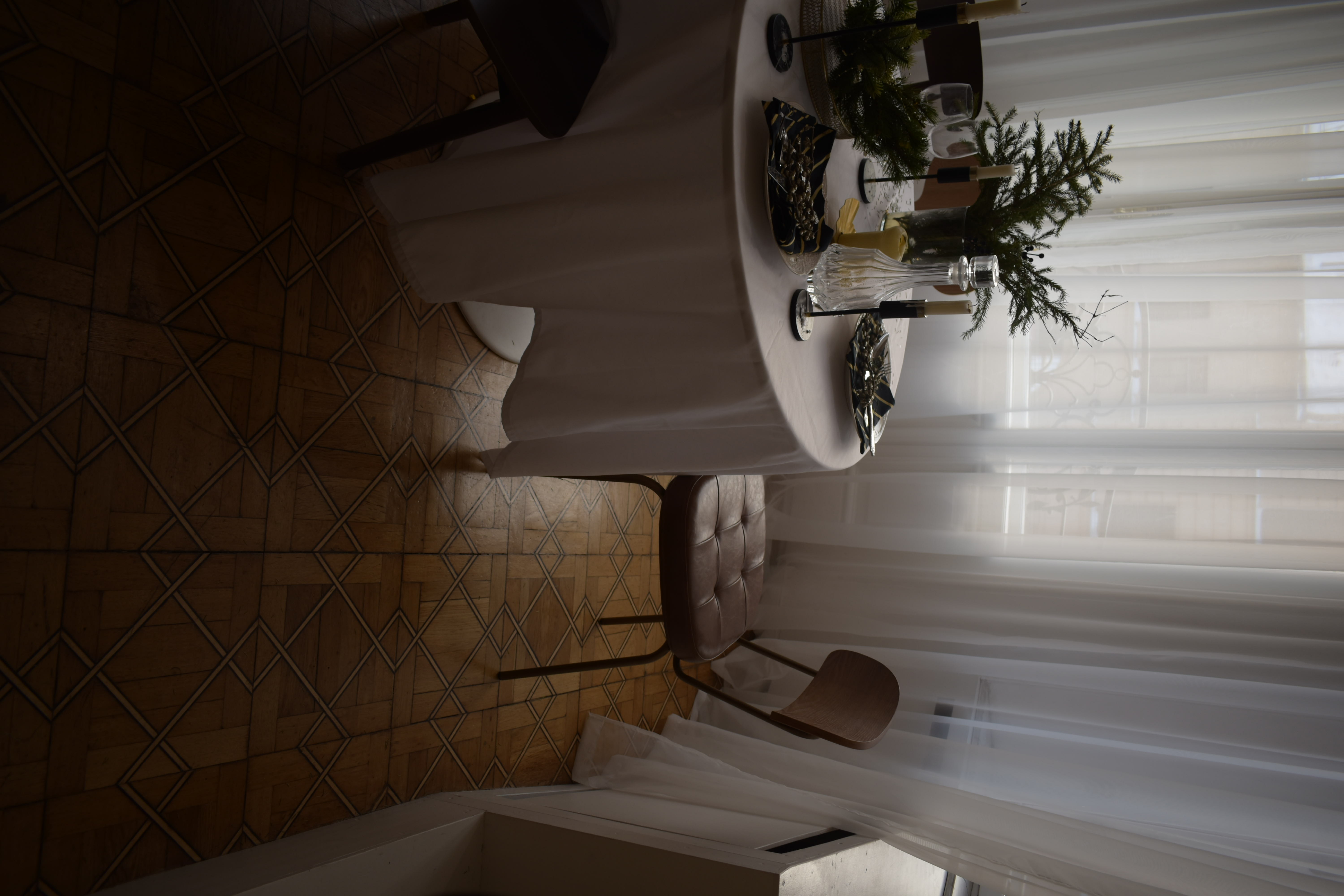 Стулья темные железные 3